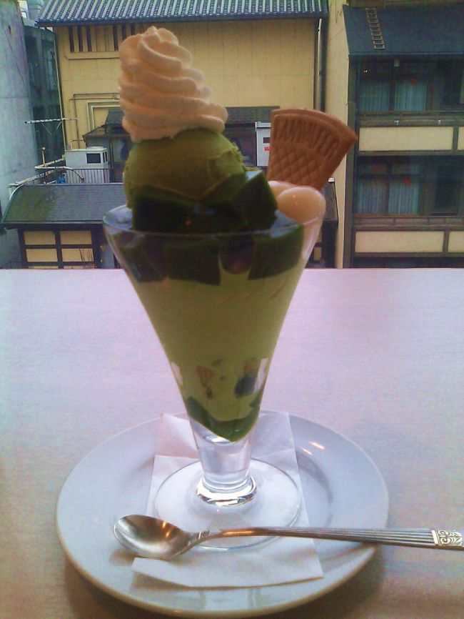 帰る前に河原町で下車し<br /><br />京はやしやへ。<br /><br />ここの抹茶パフェが食べたくて(*^_^*)<br /><br />餡子がないので･･･ここでと決めてました。<br /><br />￥850<br /><br />＊デジカメの充電切れの為仕方なく<br />　携帯で写真を取りました。ああ〜残念(ToT)