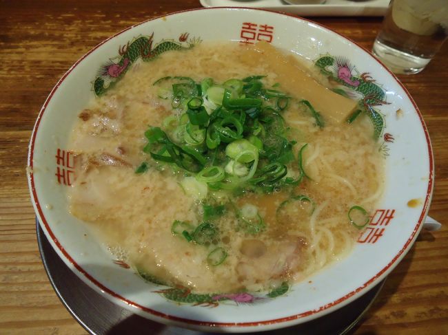 ラーメンの店が何店舗か出店してて<br /><br />どうせなら京都のラーメンでしょ？ってことで<br /><br />ここに決めました。<br /><br />ますたにの中華そば￥600<br /><br />( ﾟｰﾟ)( ｡_｡)美味しい〜！！