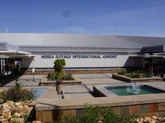 ３０分ほどでホセア・クタコ国際空港へ到着。外観は近代的な空港だったのですね。