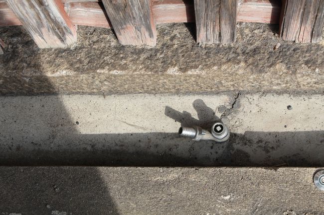 この水栓、どこにあると思います。<br /><br />それは無いだろうと思うんですが、何と家の前の溝の中にあるんです。<br /><br />この町は、こういうことができる面白い町のようです。