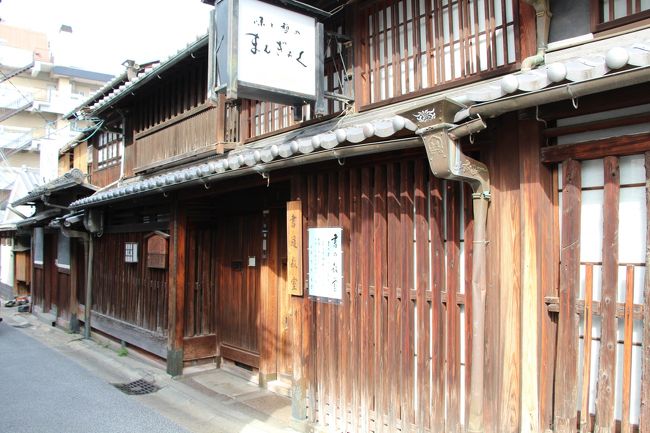 ひとつひとつの格子が、それぞれ違った表情を見せています。