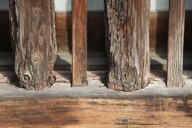 その格子の一本一本に刻まれた腐食の跡が、風雨に耐えてきた永い歴史を物語っています。