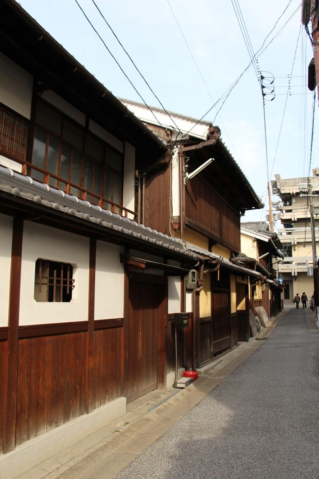 この町並みを歩いていると、すっと戸を開けて、今にも舞妓さんが出てきそうな雰囲気があります。