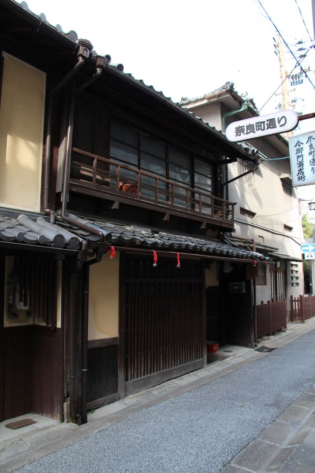 このお宅の軒先には松ぼっくりが吊るされています。