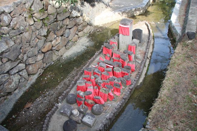 猿沢池のすぐ南を流れる率川（いさかわ）の中に、船形の陸地に石仏が祀られています。<br /><br />「率川の船地蔵」と言うそうで、河川改修の際に移動する石仏や流れ着いた石仏をまとめて祀られているとのことです。