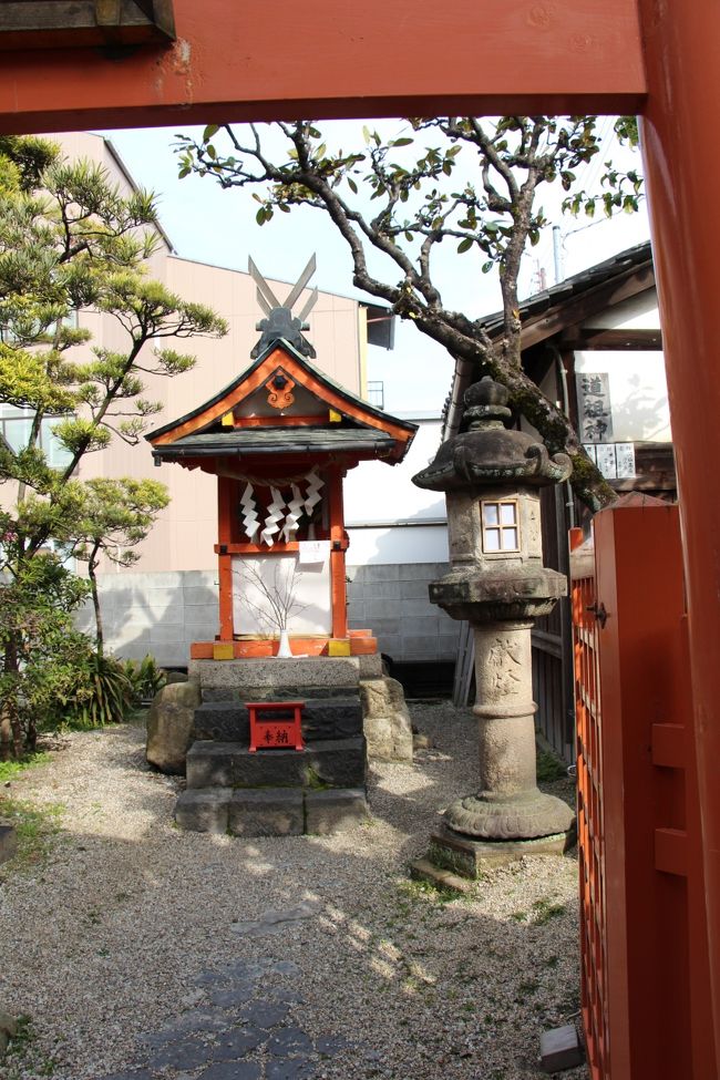 地元では、賭けごとの神さんとして知られている猿田彦神社。<br /><br />境内にある大きな石が賭けごとの守護神として崇められているそうです。