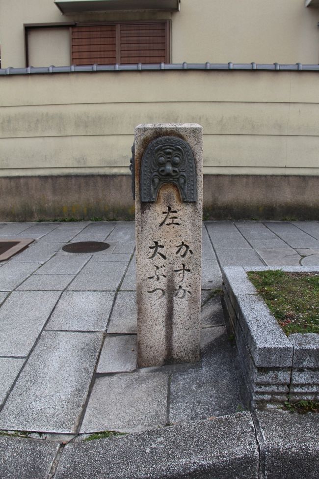 鶴福院町を南に下がると「ならまち」大通りに突きあたりますが、そこに道標が立っていて、「左　大ぶつ」と書いてあります。<br /><br />確かに東大寺は左手前の方にあります。