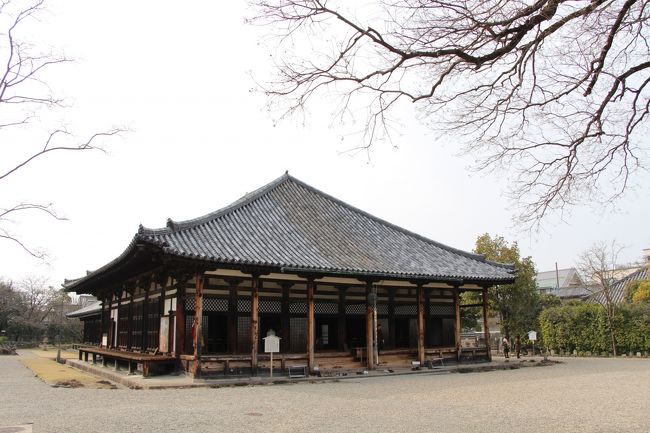 道標を過ぎて南へ歩くと、元興寺があります。<br /><br />「ならまち」は、元興寺の旧境内を中心に発展した町です。<br /><br />この極楽坊本堂の屋根瓦には、飛鳥時代の瓦が今も使われているそうです。<br />真ん中あたりの、少し茶色くなった瓦がそうなんでしょうか・・・。