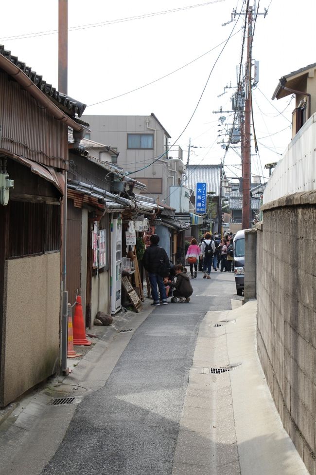 「ならまち」の真ん中を南北に貫いている上街道の方へ向かいます。<br /><br />通り沿いには、古い町屋を活用したお土産屋さんが店開きしています。