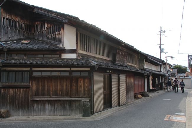 上街道の一角にやって来ました。