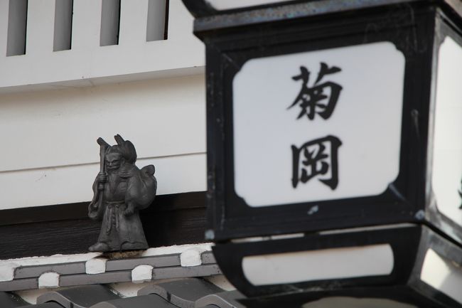 このお店の屋根には、魔除けの鍾馗様が載っています。