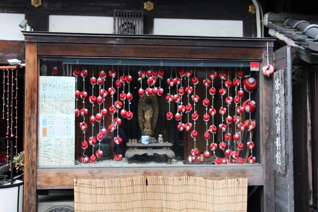 奈良町資料館のショウウィンドウは、身代わり猿のオンパレードです。