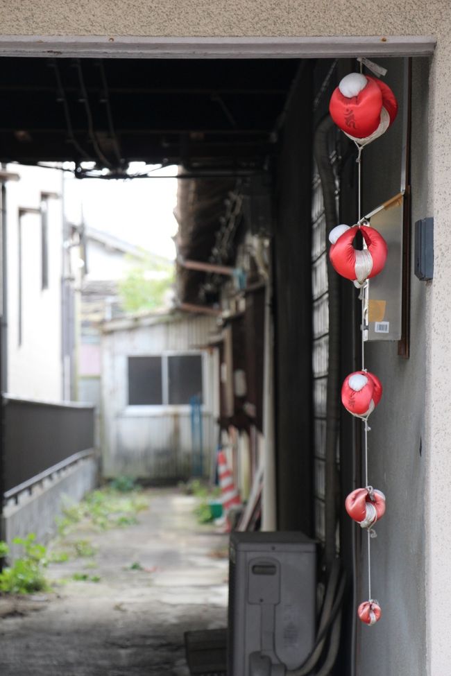 路地の入口にも身代わり猿が吊られています。