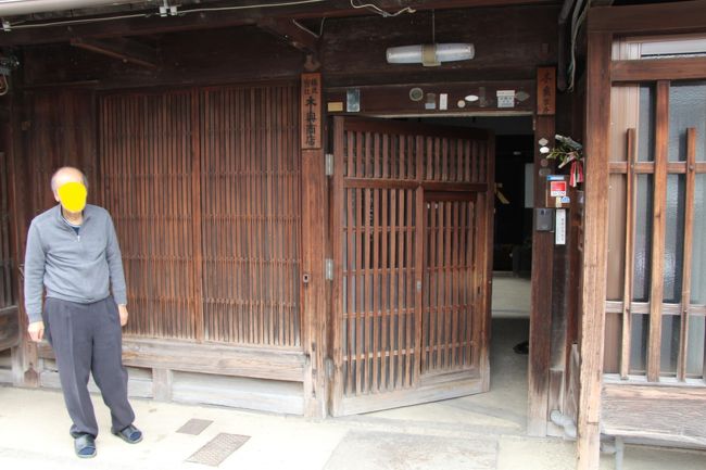 同じく上街道沿いにある大きな商家。<br /><br />訪れたお客さんを見送って、格子の大戸を開けて出てこられたこの家の御主人です。<br />格子の大戸が開いているところが珍しかったので、ご主人にお願いして写真を撮らせていただきました。<br /><br />通常は潜り戸を使っておられるんでしょうね。