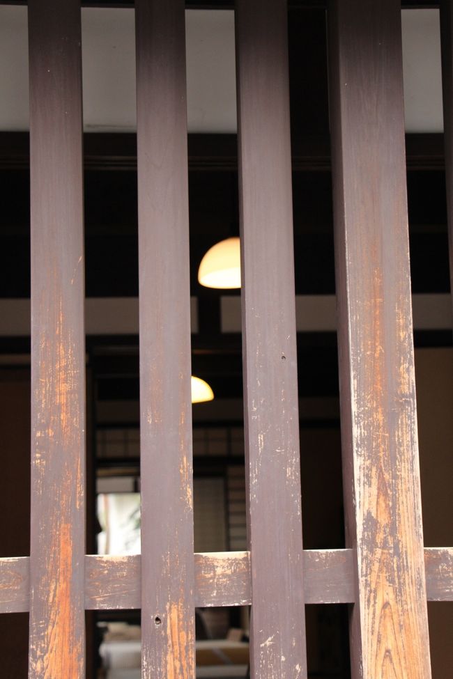 格子の間から室内の様子がうかがえます。