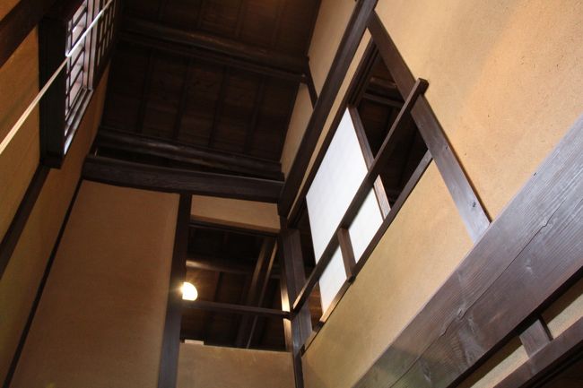 ２階の居室から土間を見下ろす窓。