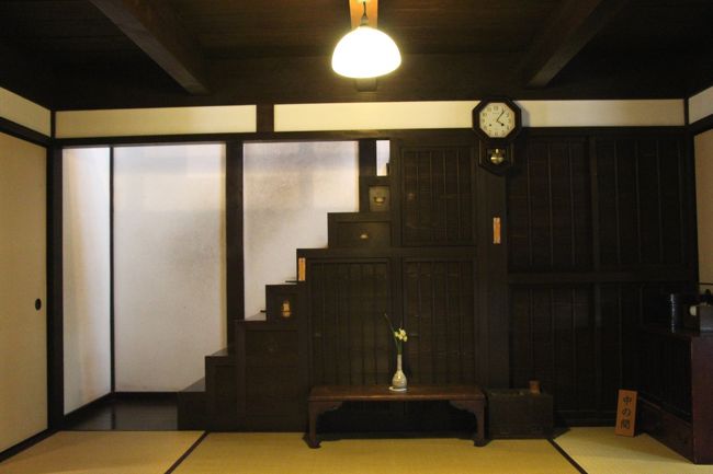 「中の間」にある箱階段。<br /><br />階段下のデッドスペースを効率的な収納にしてしまうなんて、昔の人の知恵と工夫の結晶です。