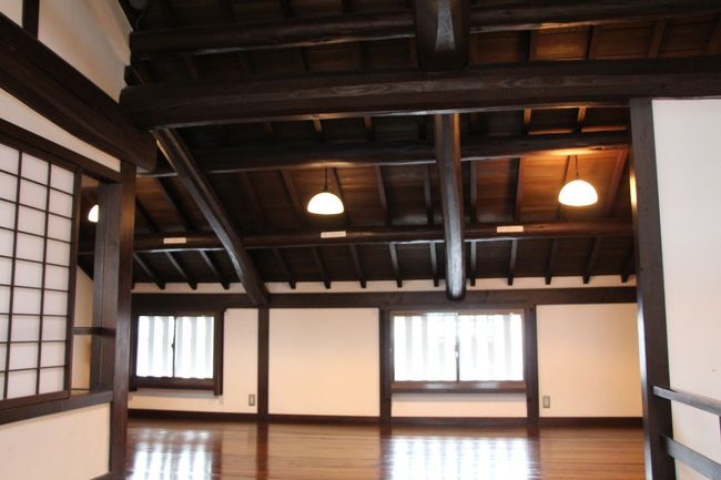 ２階の居間の天井にも太い梁がむき出しになっています。
