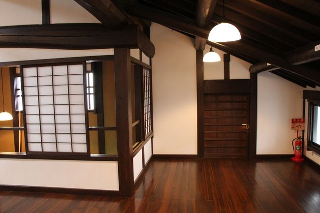 先ほどの土間を見下ろす窓。<br /><br />２階に居る子供たちが、台所で働くお母さんと、この窓越しにおしゃべりする姿が目に浮かびますね。<br />言うならば、対面キッチンのはしりです。<br /><br />正面の小扉は、屋根裏を利用した収納の出入口です。