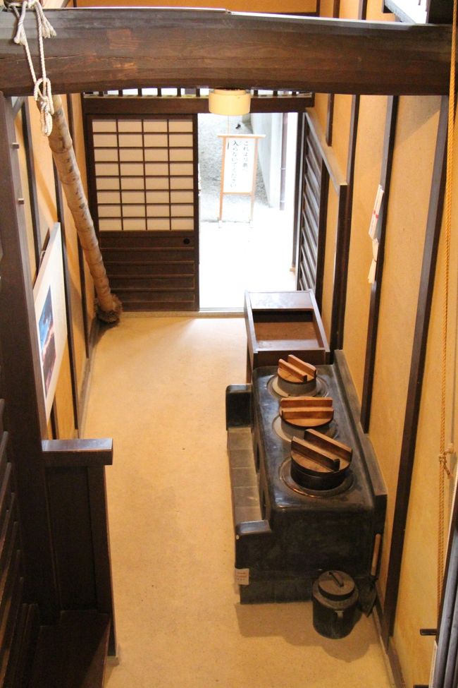 そのカマドです。<br /><br />昔の町屋は、カマドで火を焚く関係から、火の用心のため土間に台所が設けてあったんですね。<br /><br />なお、私の生まれ育った大阪では、カマドのことを「へっついさん」と呼びます。