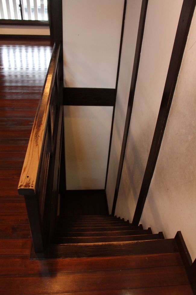 箱階段も、２階から見ると普通の階段にしか見えませんね。