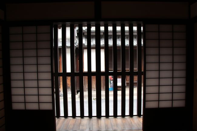 「みせの間」の格子を透かして見る上街道。