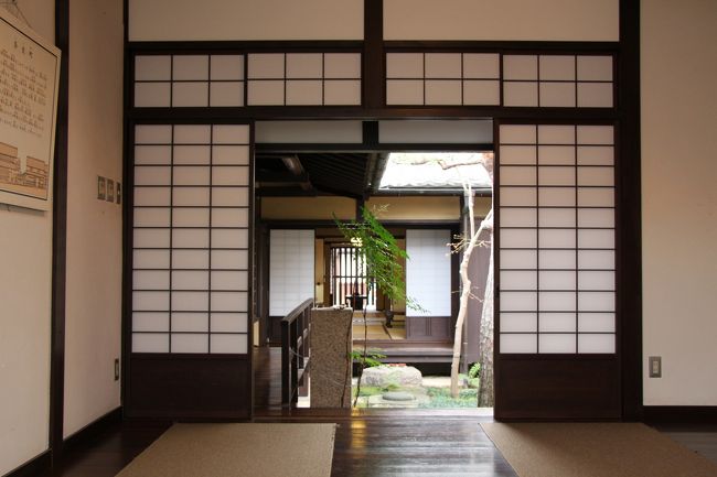 離れから見た坪庭の様子。