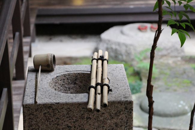 渡り廊下に面して便所が配置されているので、手洗いのための手水鉢が据えられています。