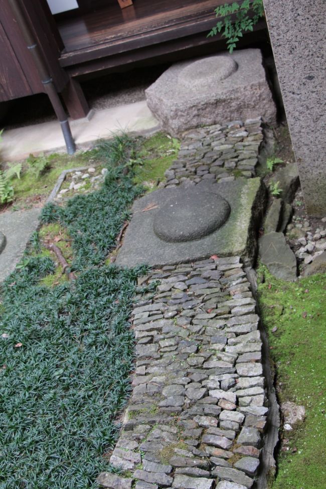 割石を小端立てに敷き詰めた「伝い」。