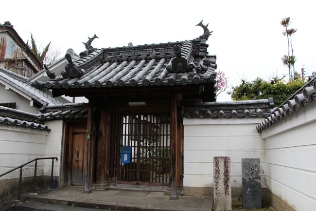 「ならまち」のほぼ南端にある高林寺。<br /><br />屋根の上で鯱鉾がはねています。