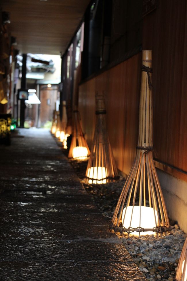 公納堂町にあるお店では、通路の露地行燈がお客さんを導きます。