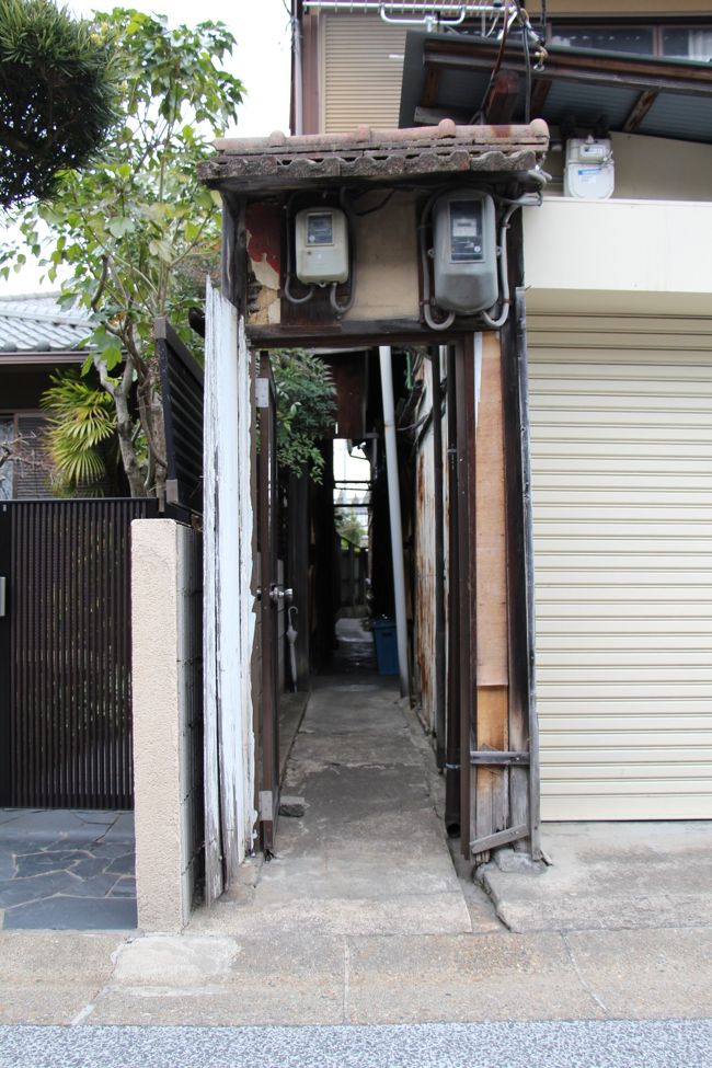 間口半間（半間＝９０ｃｍ）の門構えの町家。<br /><br />その昔、敷地の間口に応じて税金が決められたので、「ウナギの寝床」と呼ばれるように、幅の狭い家が建てられたと言われますが、この家の場合は、さしずめ「メダカの寝床」といったところでしょうか。