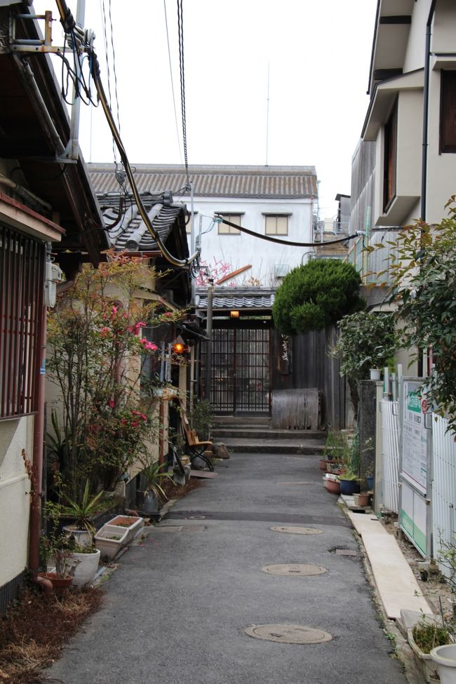 公納堂町と十輪院町をつなぐ細い路地の奥に・・・