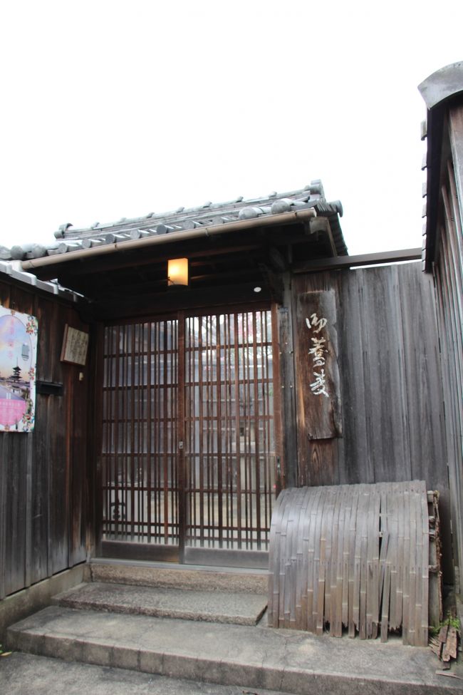 隠れ家のような蕎麦屋「玄」があります。<br /><br />この時間帯は営業されていないので暖簾はしまわれています。<br />ここは、知る人ぞ知る蕎麦屋さんで、ご主人こだわりのお蕎麦は絶品です。<br />ちょっと判りにくい所にありますが、蕎麦好きには絶対お勧めのお店です。