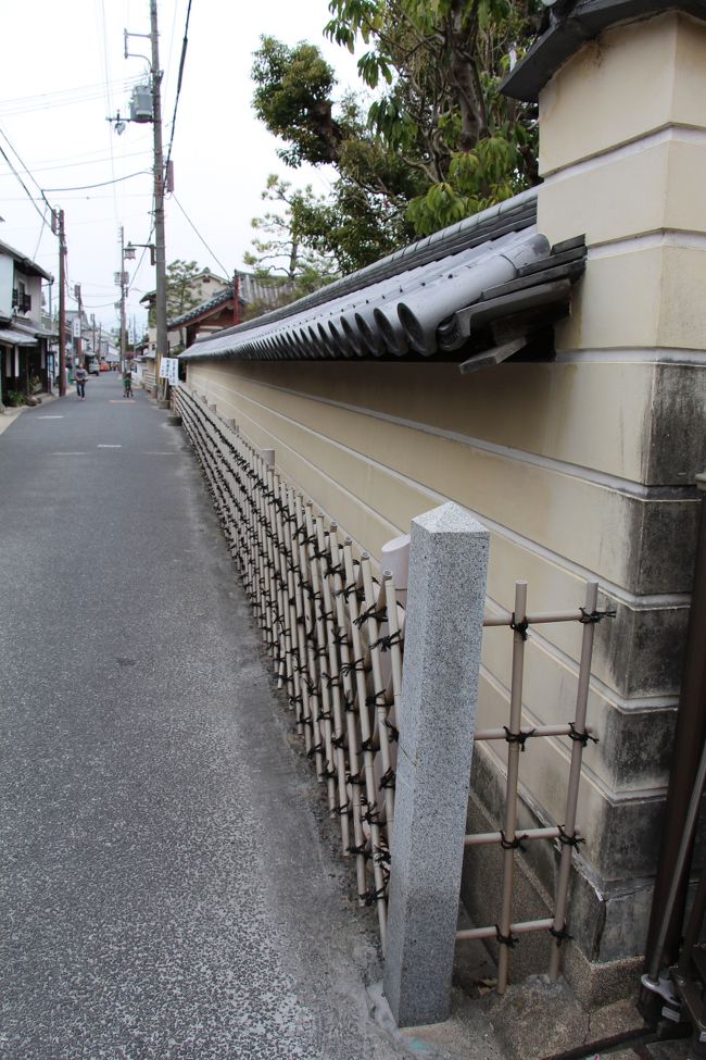 先ほどの路地を十輪院町に抜けてきました。<br /><br />この先にもう一軒お勧めの町屋カフェがあるのでご紹介します。