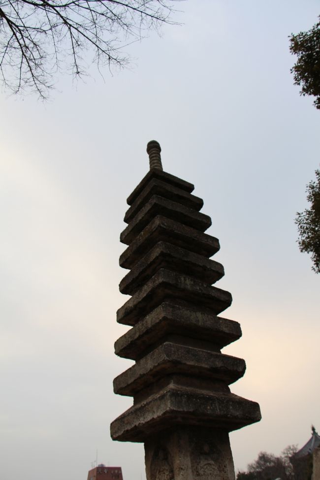 采女が衣を柳の木に掛けて猿沢池に入水してしまうという、悲しい伝説を伝える「衣掛柳の碑」の横に立っている石塔。