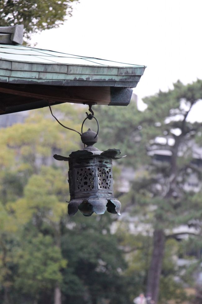 「衣掛柳の碑」の横には、この伝説にちなんだ衣掛茶屋があります。<br /><br />軒先に吊られた灯籠も、なんとなく悲しげに見えます。