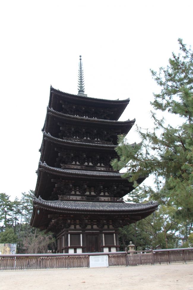 五重の塔。<br /><br />当初の塔は７３０年建立ですが、その後、数度にわたる火災に遭い、現在の塔は１４２６年に建てられています。