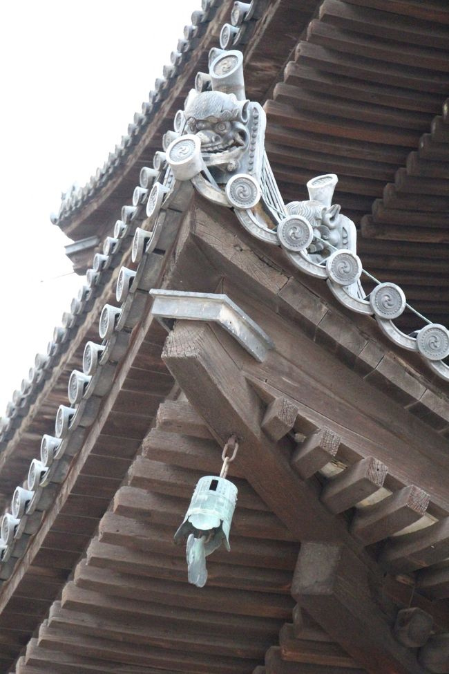 五重の塔の鬼瓦と灯籠。