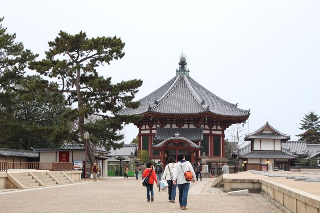 猿沢池に姿を映していた南円堂。