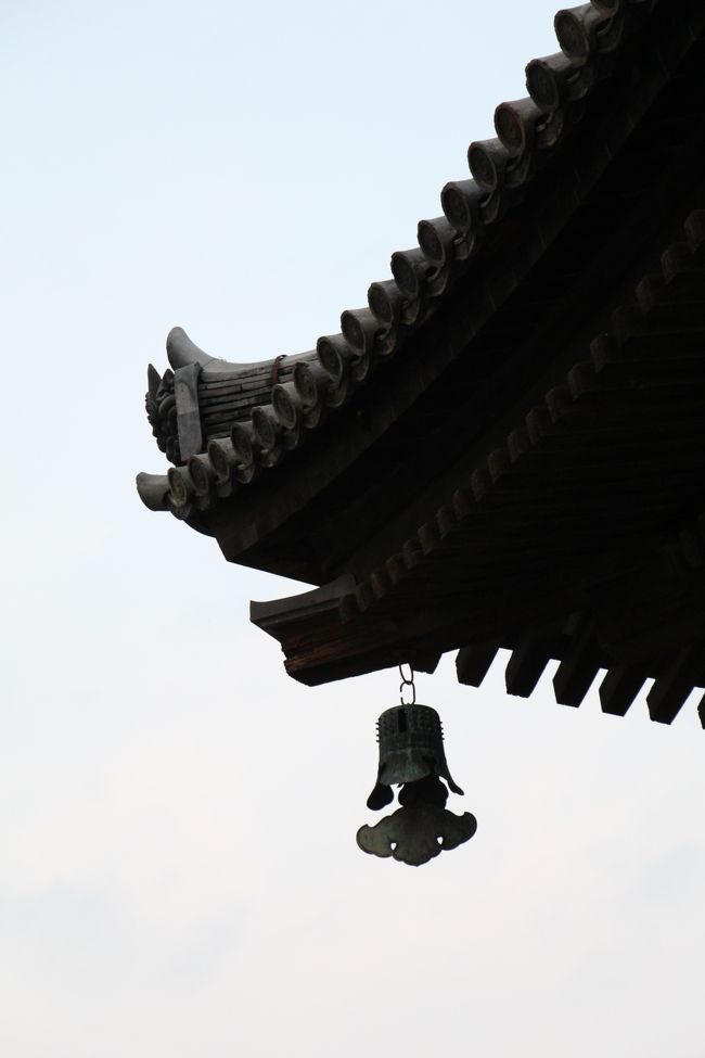 東金堂の灯籠。