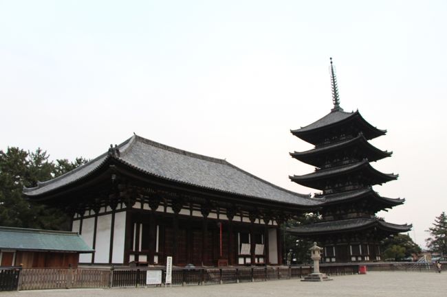 五重の塔と東金堂。