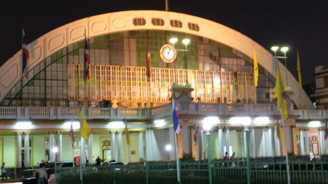 ホアランポーン駅。<br />横の屋台でよく食べます。