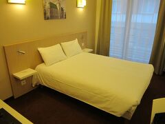 宿泊したのはAdagio Access Brussels Europeというアパートメントホテル。1泊EUR100くらい。

部屋は綺麗だったけどトイレの消毒の臭いが鼻につくのが残念。