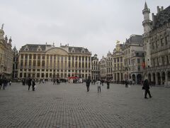 ブリュッセルの観光の中心、グランプラスに到着！大きさこそ違えど、建物に囲まれている雰囲気が何となくベネチアのサンマルコ広場にも似ているような感じ？