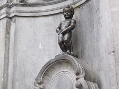 グランプラスを抜けて、しばらく歩いて行った先の交差点にちょっとした人だかり。…と脇を見ると、あの小便小僧がこんなところに。

世界三大がっ（略）とはよく言ったもので、まぁ見て終わり。マーライオンも見て小便小僧も見て、あとは人魚の像を残すのみ！

あ、あと小便少女は明日のお楽しみ。