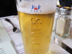 グランプラスまで戻って、今日の夕食はLa Rose Blancheというレストラン。

まずはビールで乾杯！