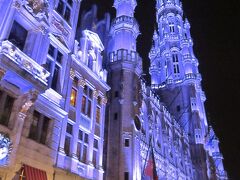 夜の市庁舎。美しい…

ちょうどこの日は、グランプラスの建物を緑やオレンジにライトアップする催し（？）もあった。毎日はやっていないようでラッキーだった。

帰りはグランプラスからブリュッセル中央駅までそぞろ歩き、地下鉄でホテルまで。ブリュッセル中央駅の地下通路の雰囲気が悪かったなぁ…