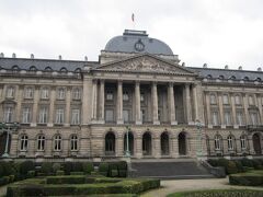 午後2時、散策はTrone駅の反対側にある王宮からスタート。てっぺんに国旗が掲揚されているのは、国王が国内にいらっしゃる証らしい。華美な様式ではないけれど、見事な大きさの宮殿。門の手すりの金メッキがハゲハゲだったのはご愛嬌。