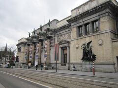 王立美術館。いろんな言語でその名前が書いてあって、もちろん日本語もその中にあった。